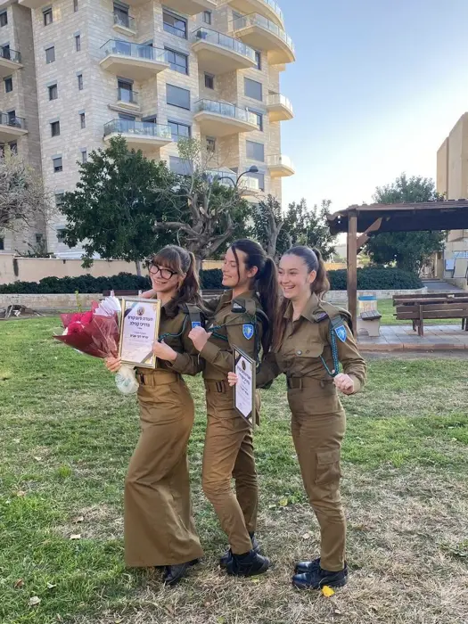 שלוש חיילות בטקס